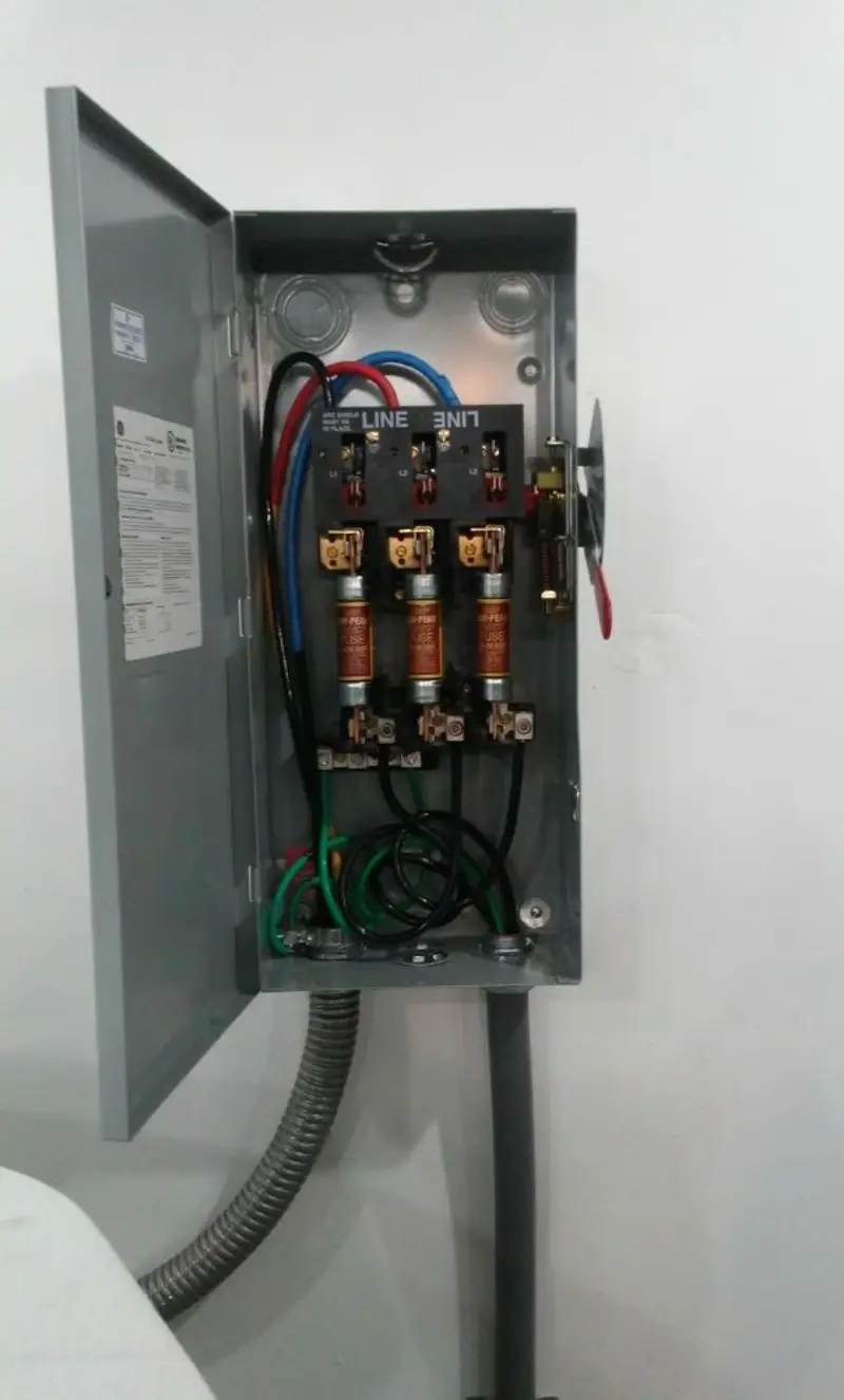 Three-phase disconnect switch installed for Smoke Detector Installation in Bolivar